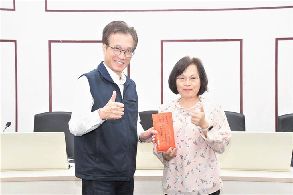 ▲112年度執行市售鮮乳標章檢查件數高達1萬615件，經農業部考評，為全國第一績優單位，副縣長林田富代表王惠美縣長於主管會報中頒獎表揚農業處工作同仁的辛勞。（彰化縣政府提供）